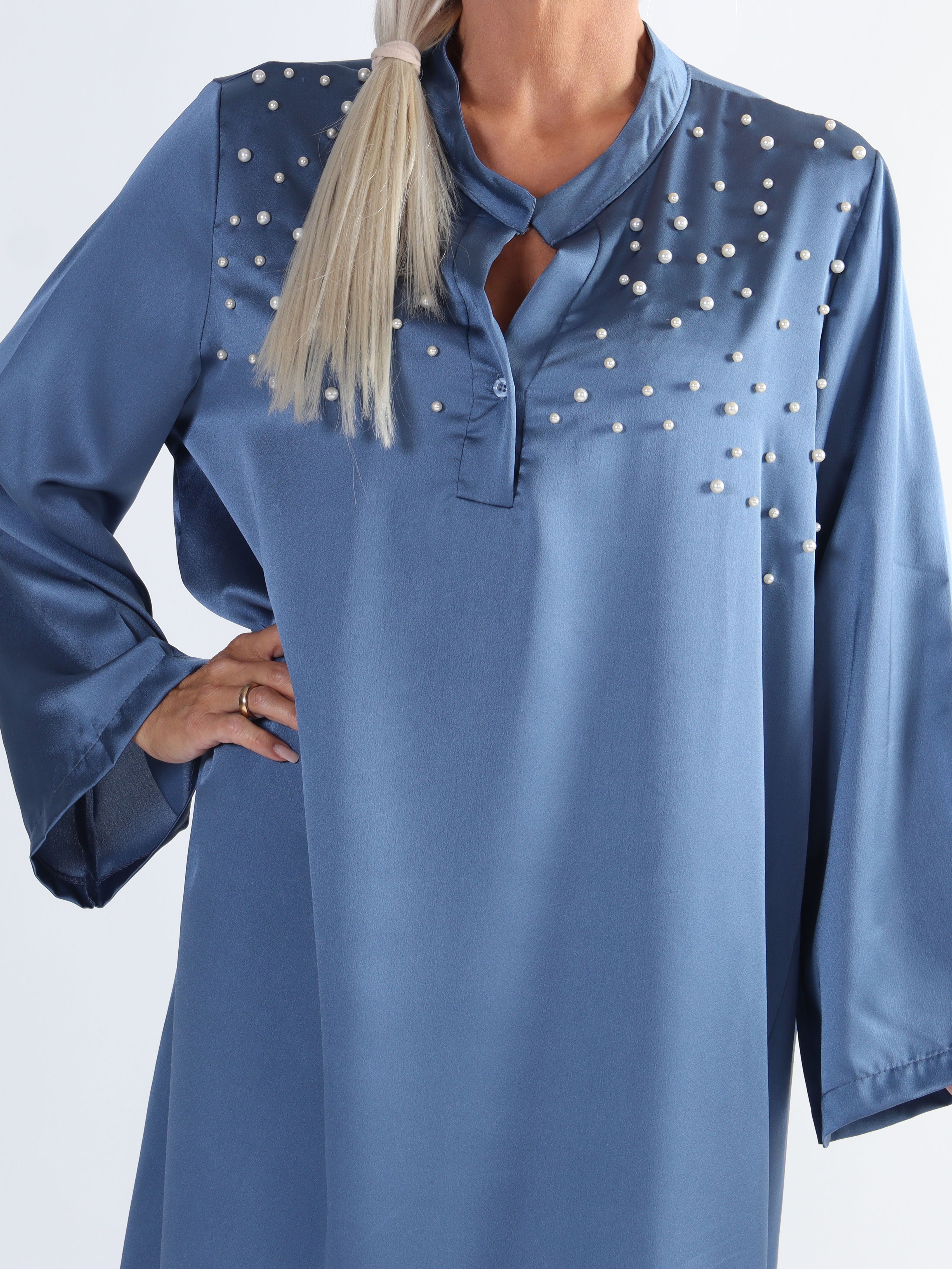 Emilia - Plus size kjole i silkelook med hvide perler